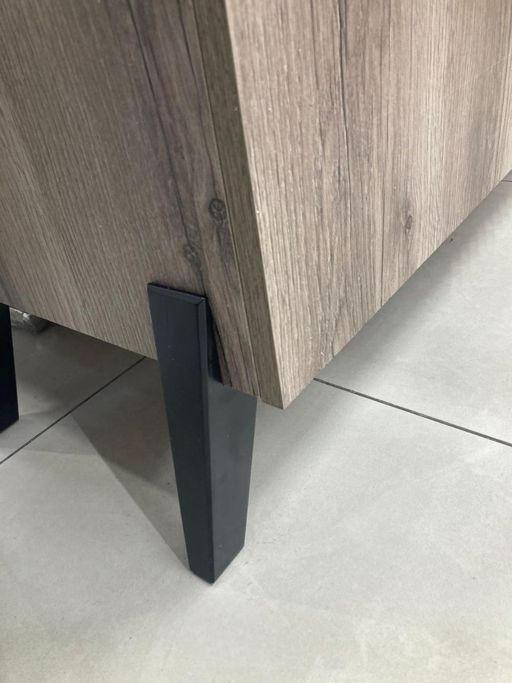 Тумба под ТВ с ножками Ольга-3 дуб делано серый/сильвер Пэлас