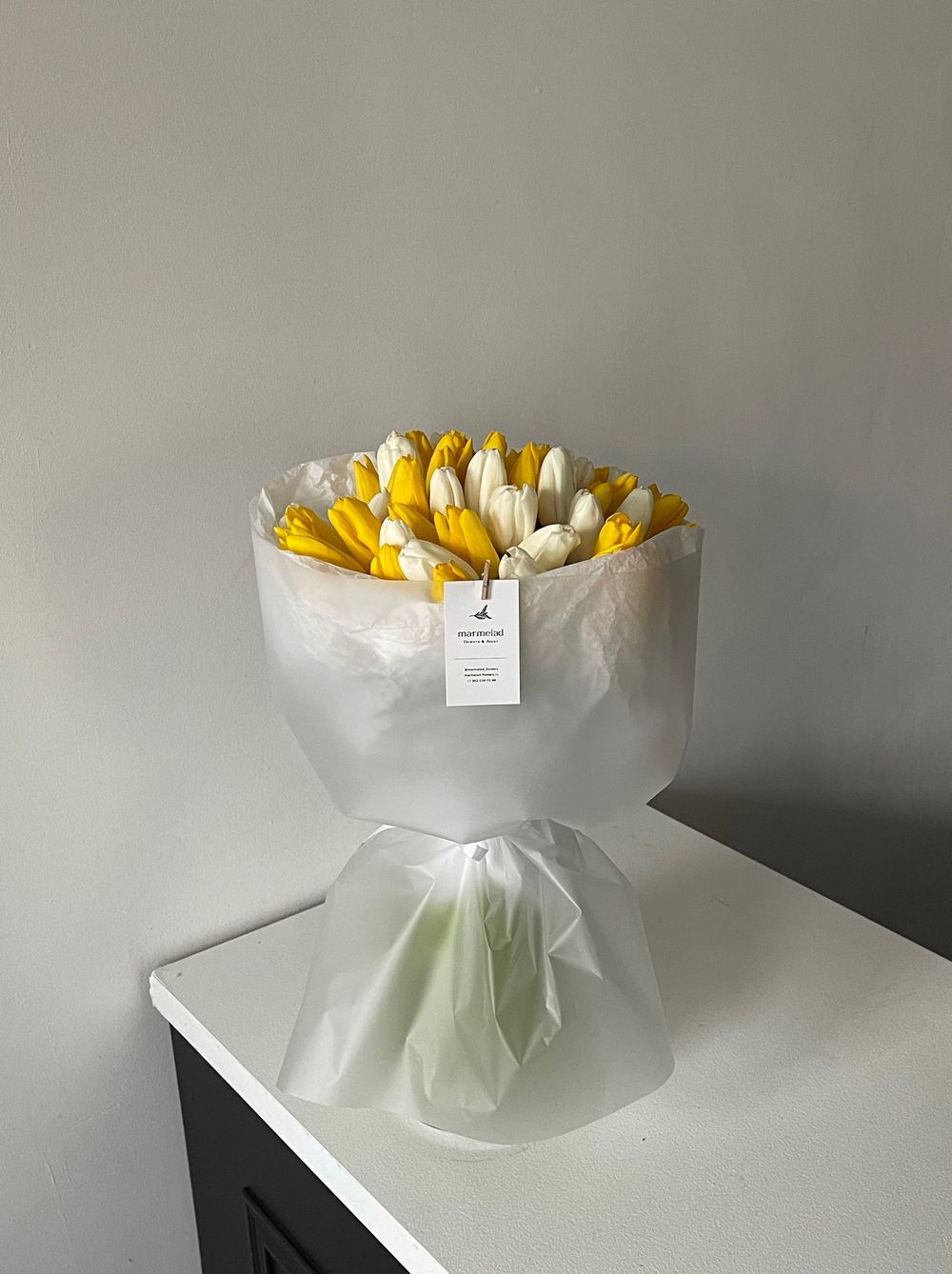 Букет из 51 белого и желтого тюльпанов