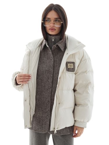 Бежевый пуховик с комбинированной рубашкой