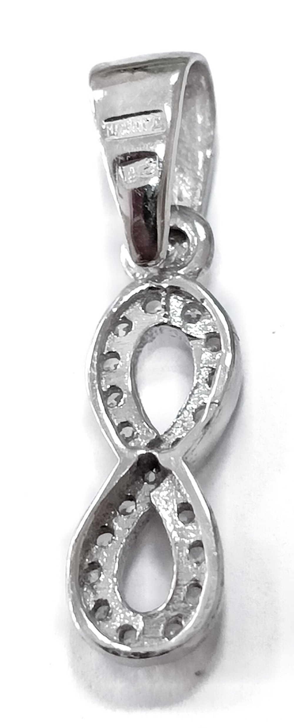 Ювелирная подвеска из серебра с фианитами