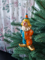 Клоун в оранжево-голубом костюме