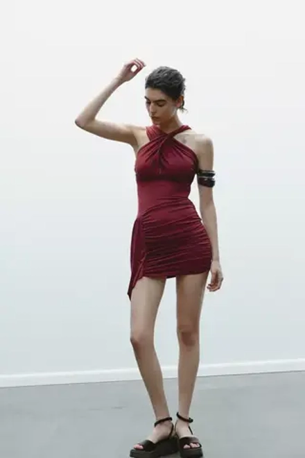 ZARA ПЛАТЬЕ ИЗ СТРУЯЩЕЙСЯ ТКАНИ СО СБОРКАМИ, КРАСНЫЙ