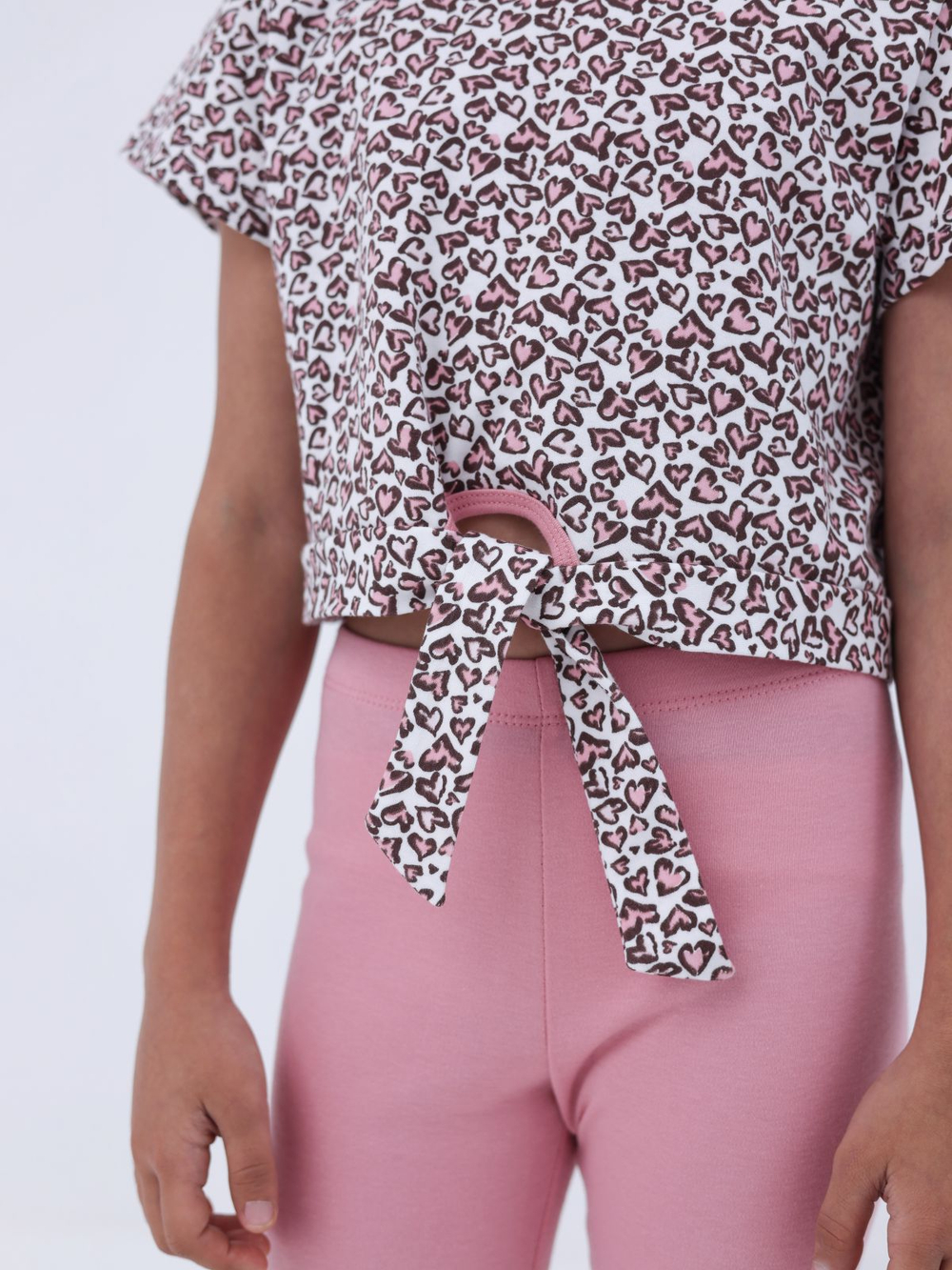 Блузка для девочки, модель №1, рост 122 см, белая с принтом "сердечки"