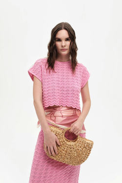 Розовая трикотажная кофточка