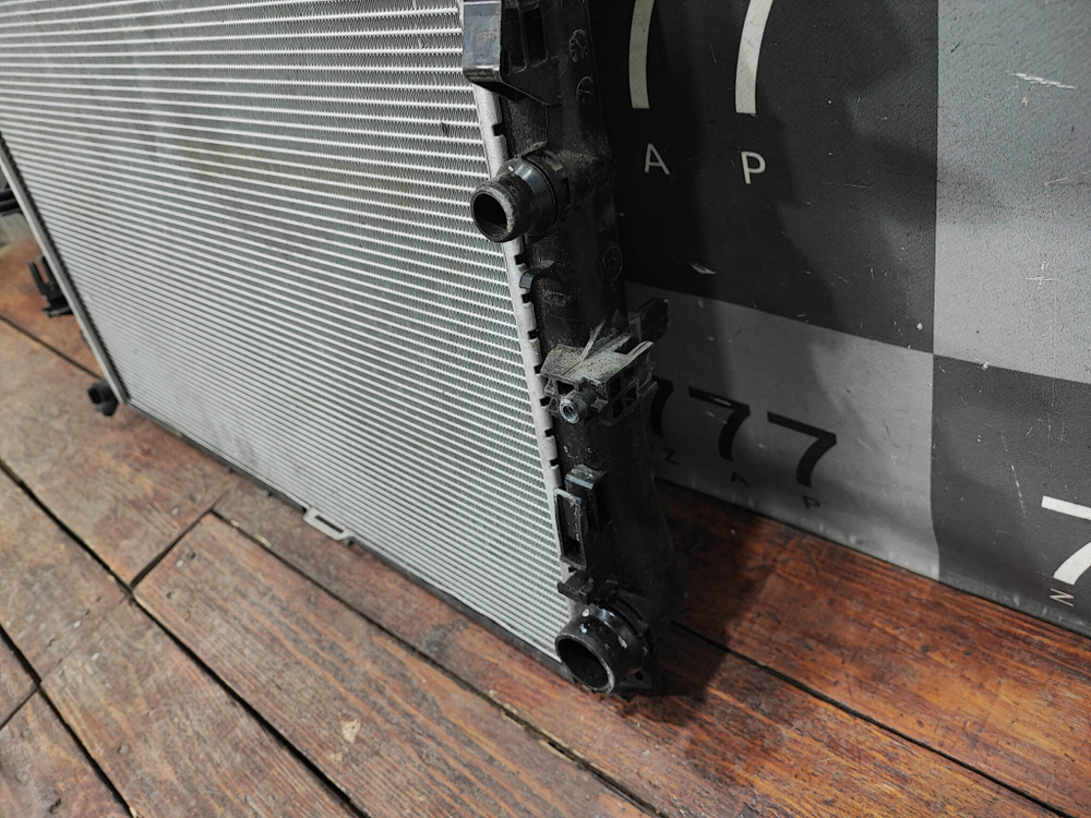 Радиатор двигателя Mercedes E-Class (W213) 16-нв Б/У Оригинал A0995007100