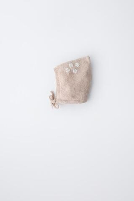 ZARA ТРИКОТАЖНЫЙ ЧЕПЧИК С ЦВЕТОЧНОЙ ВЫШИВКОЙ, СВЕТЛО-БЕЖЕВЫЙ