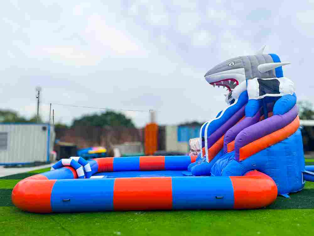 Надувной наземный аквапарк «Акула 2», 8*7*4,5 м