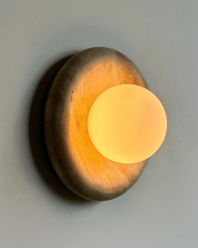 Стильная модель светильника из травертина