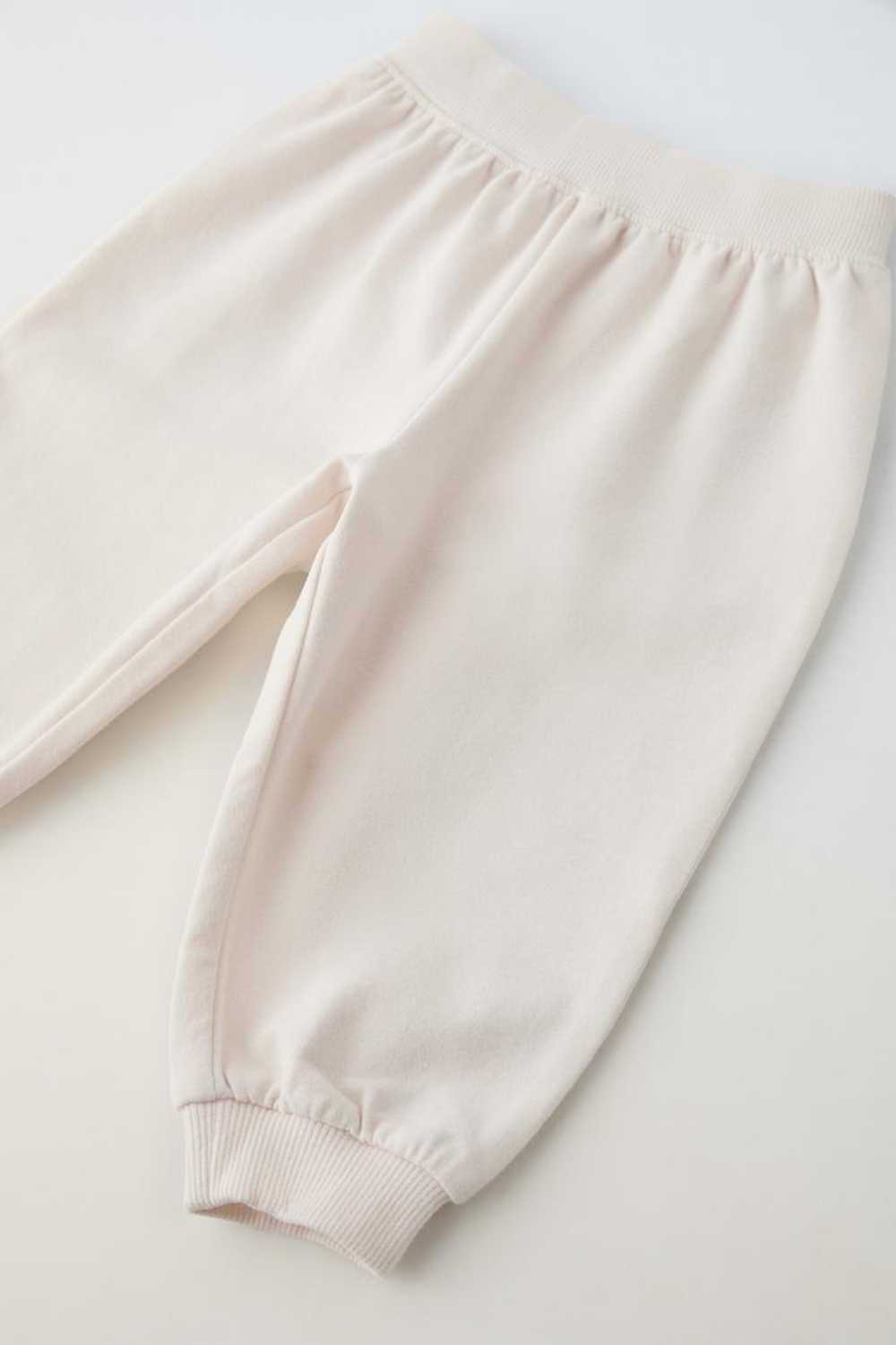 ZARA ОДНОТОННЫЙ КОМПЛЕКТ ИЗ ТОЛСТОВКИ И БРЮК ИЗ МЯГКОЙ ТКАНИ, СВЕТЛО-БЕЖЕВЫЙ