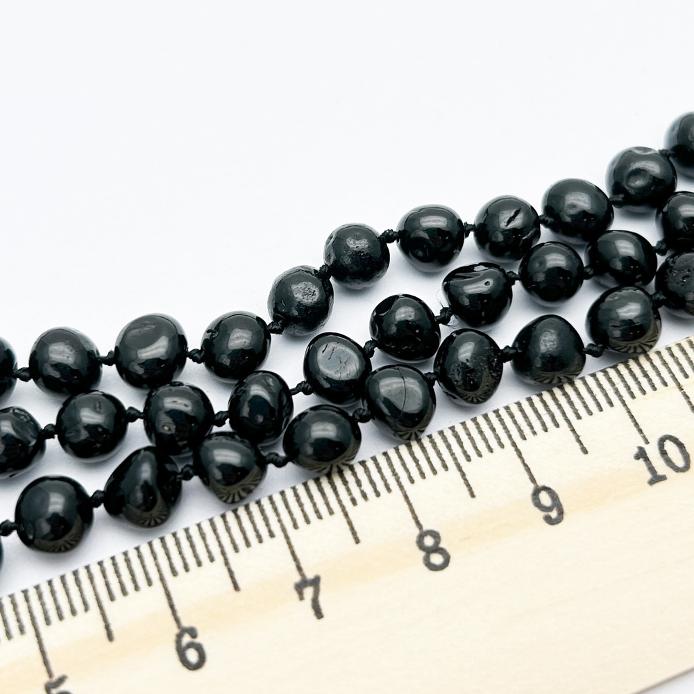 Янтарь бусины, черный фриформ, размер 5,1-6,4*5,4-6,2 мм, цена 12-13 шт (1/4 нити)