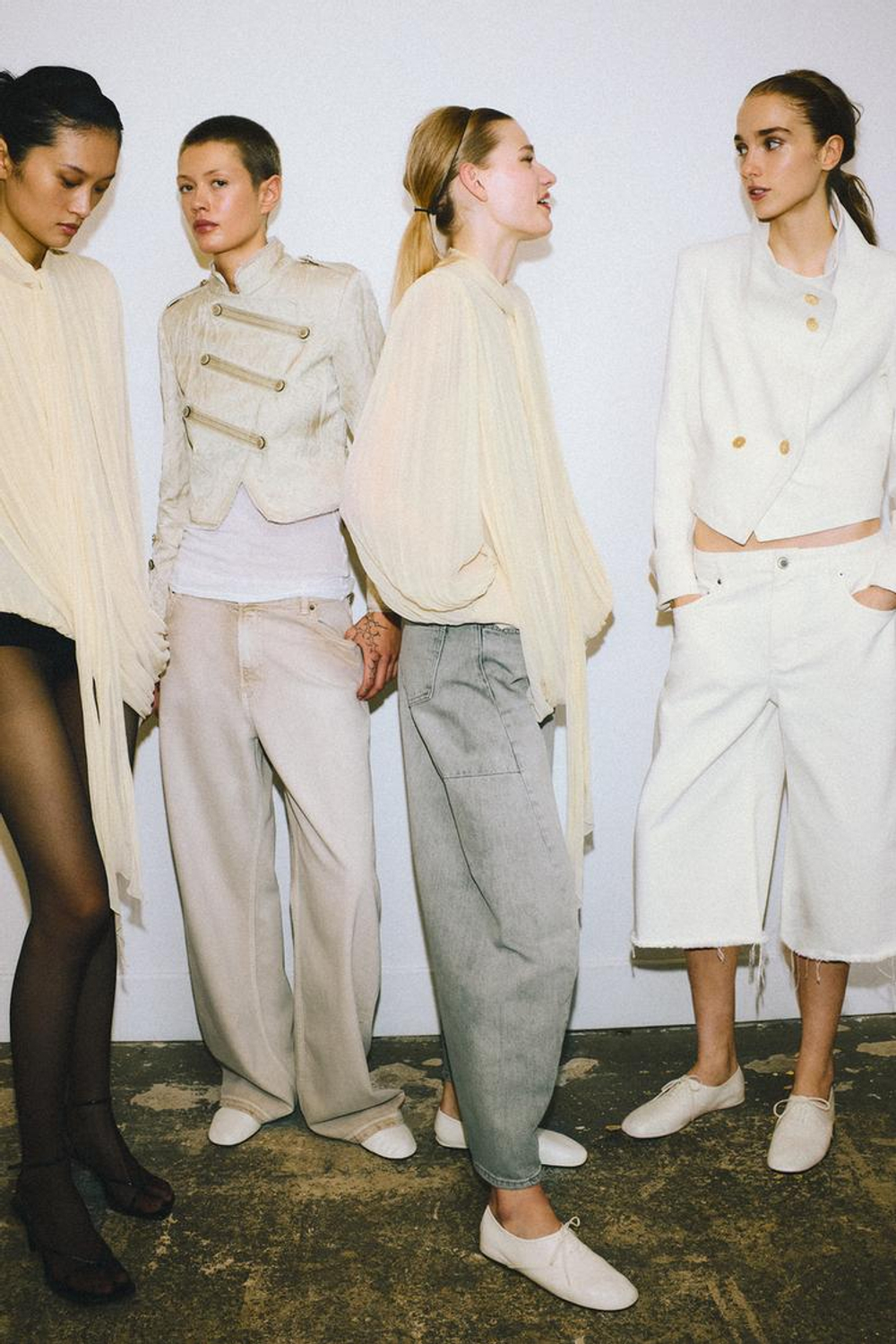 ZARA ДЖИНСОВЫЕ ШОРТЫ С НЕОБРАБОТАННЫМ КРАЕМ — ZW COLLECTION, ЭКРЮ