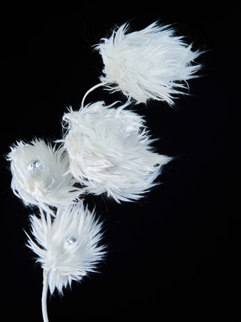 Веточка с пушистыми цветками 74см ChristmasDeLuxe белая с серебром