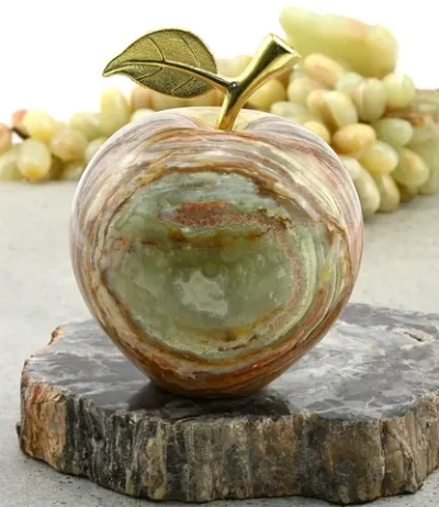 Яблоко из камня оникс 75*75*90мм.