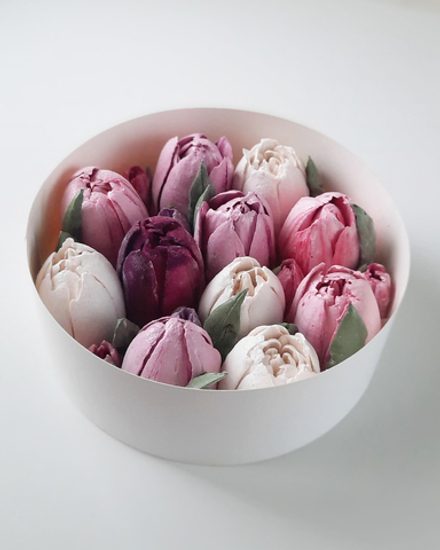 Букет тюльпанов из зефира в шляпной коробке 20 см