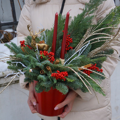 Композиция со свечами и новогодним оленем
