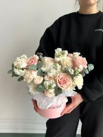 предзаказ - цветочная коробка в кремовых оттенках размер S