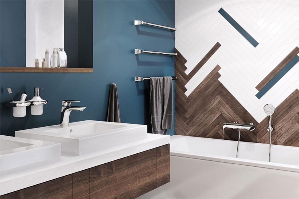 Фото в интерьере смеситель для ванны Kludi Ameo 416710575 Хром