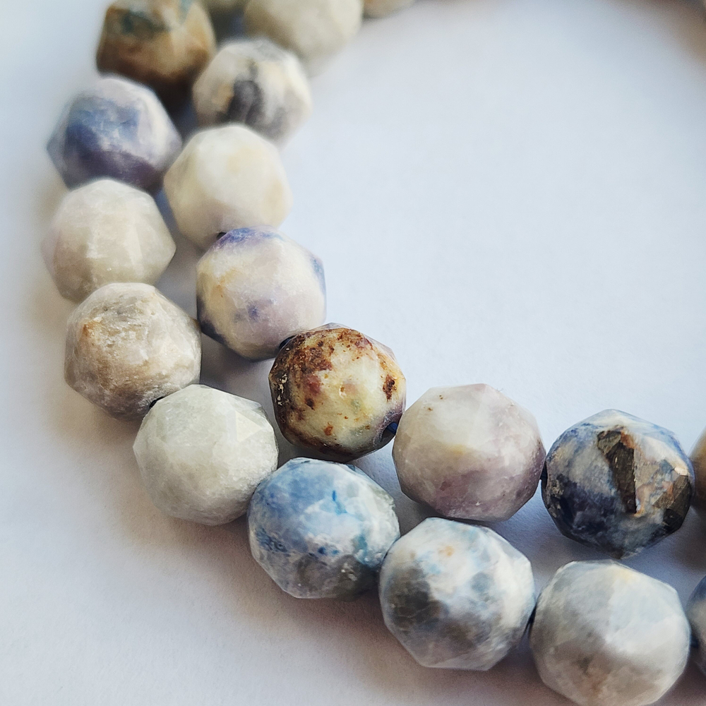 Хакманит (гакманит), разновидность содалита, светится в УФ, 9.3мм, штучно