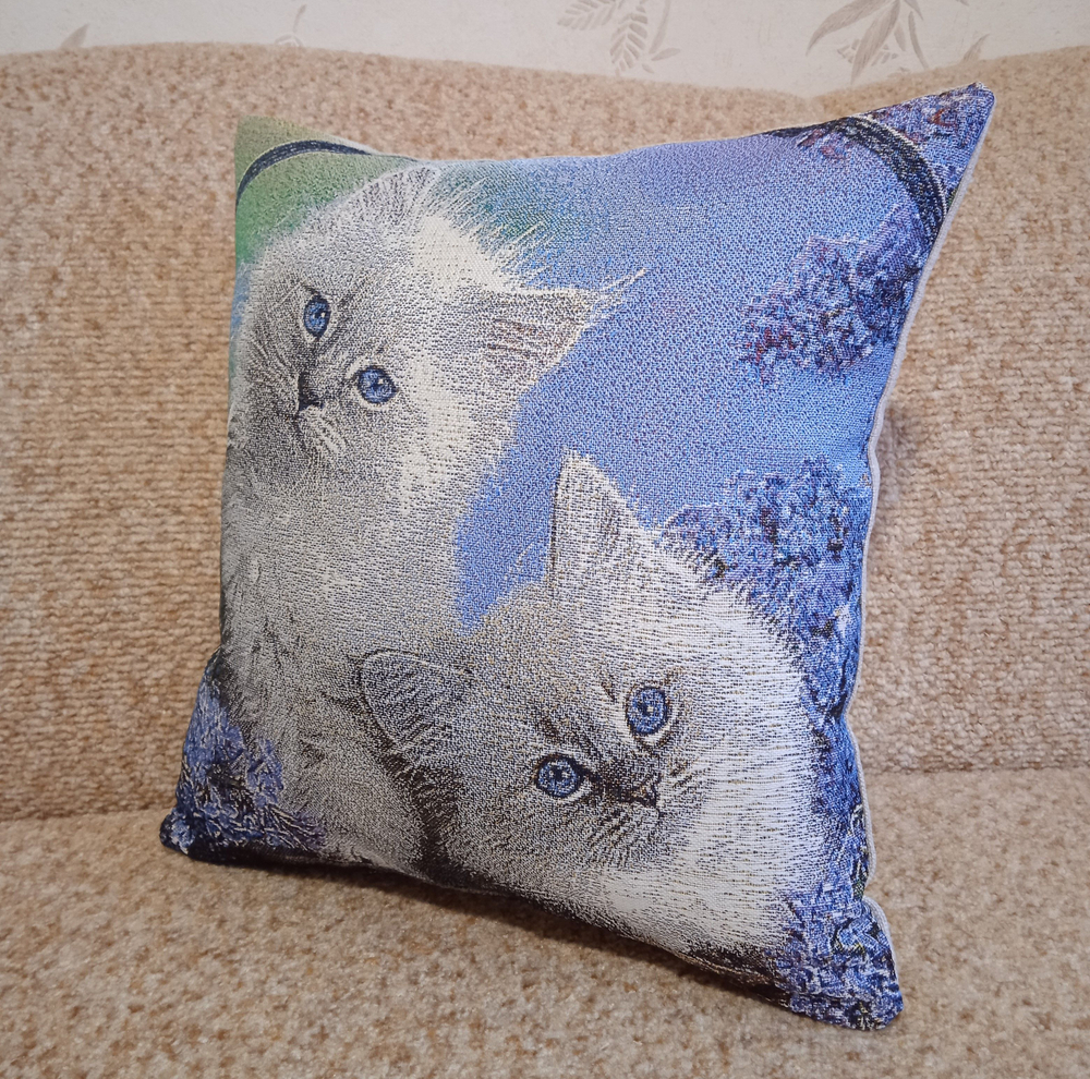 Декоративный гобеленовый чехол для интерьерной подушки Котята в сирени 38*38