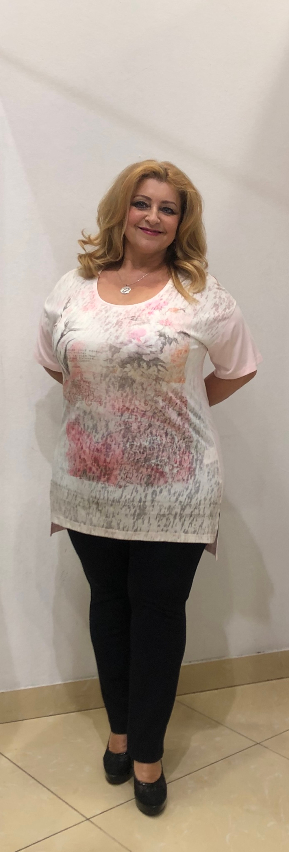 Летний светлый блузон с оригинальным принтом