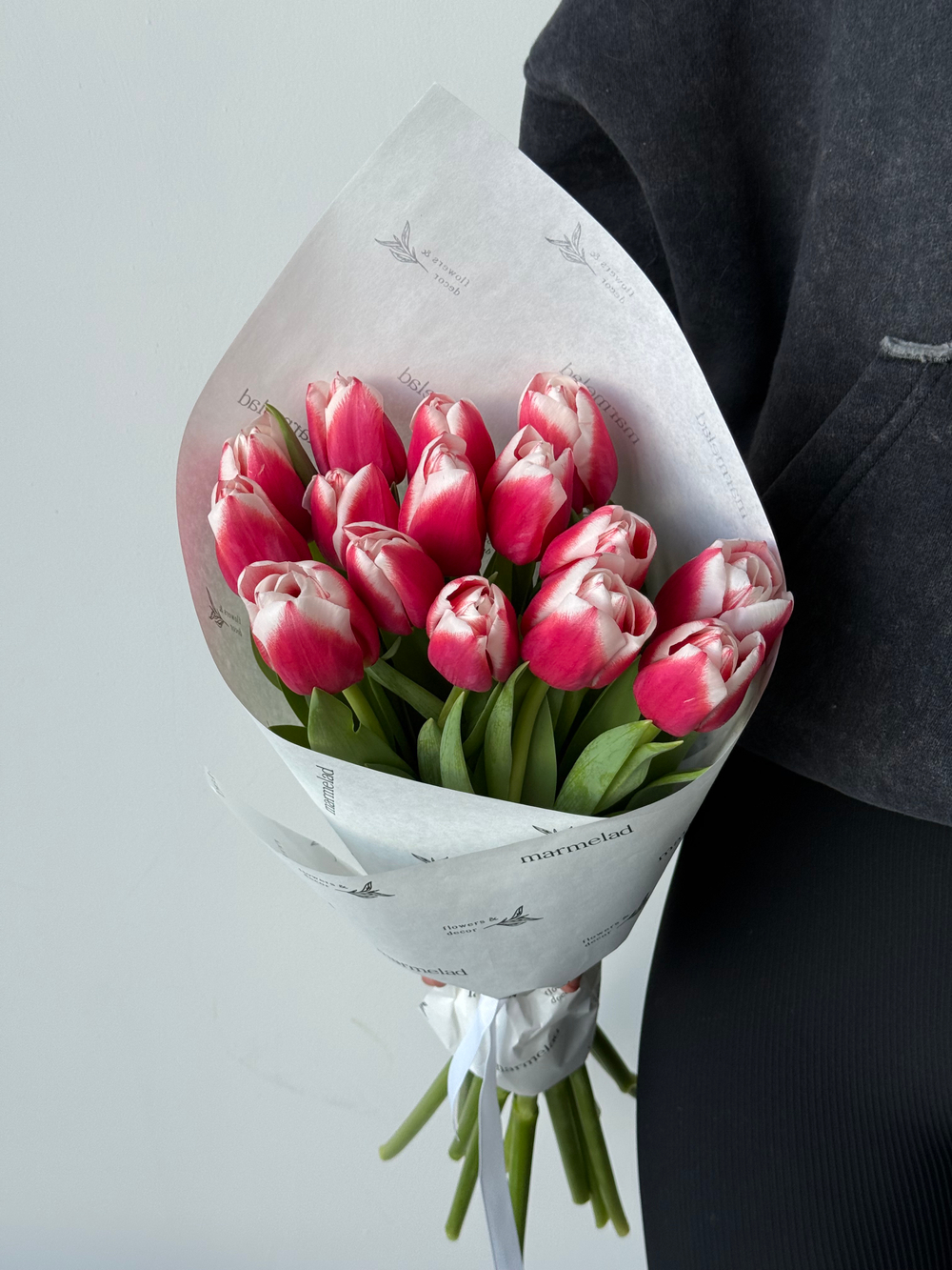 Букет из 15-ти красно-белых тюльпанов