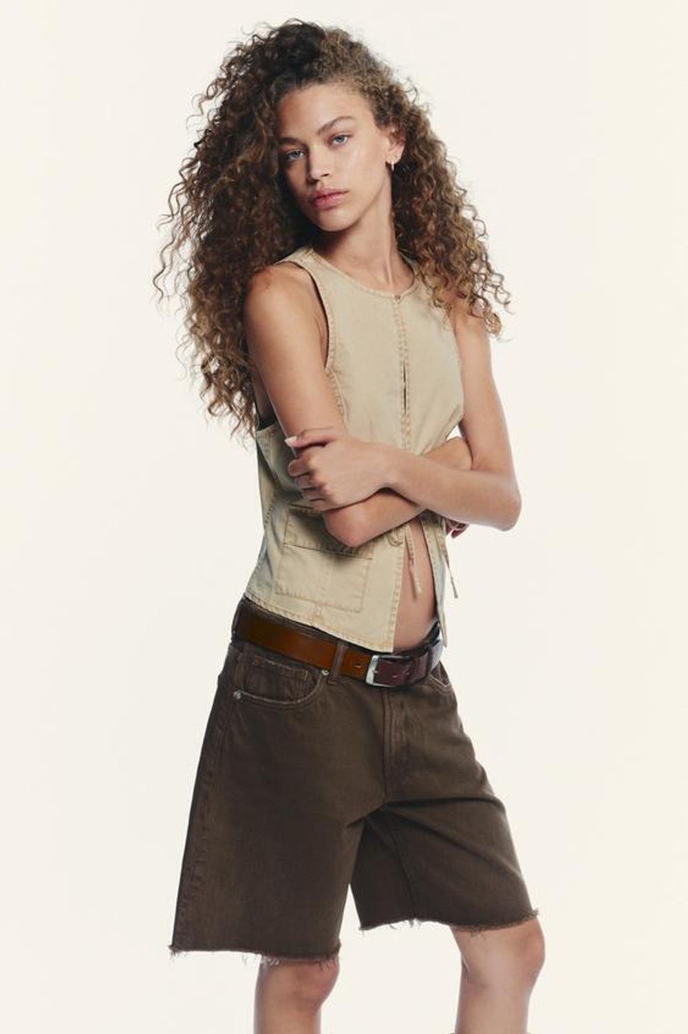 ZARА ДЖИНСОВЫЕ БЕРМУДЫ TRF СО СРЕДНЕЙ ПОСАДКОЙ И ДЫРАМИ, КОРИЧНЕВЫЙ