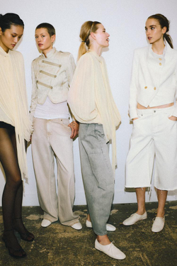 ZARA ДЖИНСОВЫЕ ШОРТЫ С НЕОБРАБОТАННЫМ КРАЕМ — ZW COLLECTION, ЭКРЮ