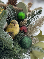 Композиция в ящике с птичкой и новогодним декором