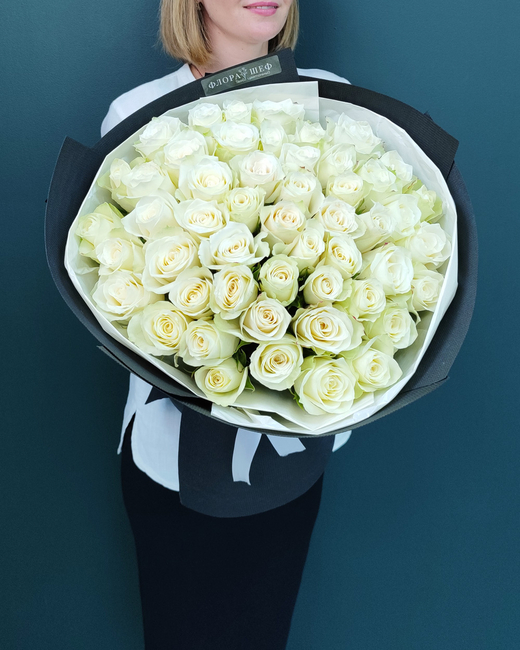 Роза белая 51 шт в чёрной упаковке(00367)
