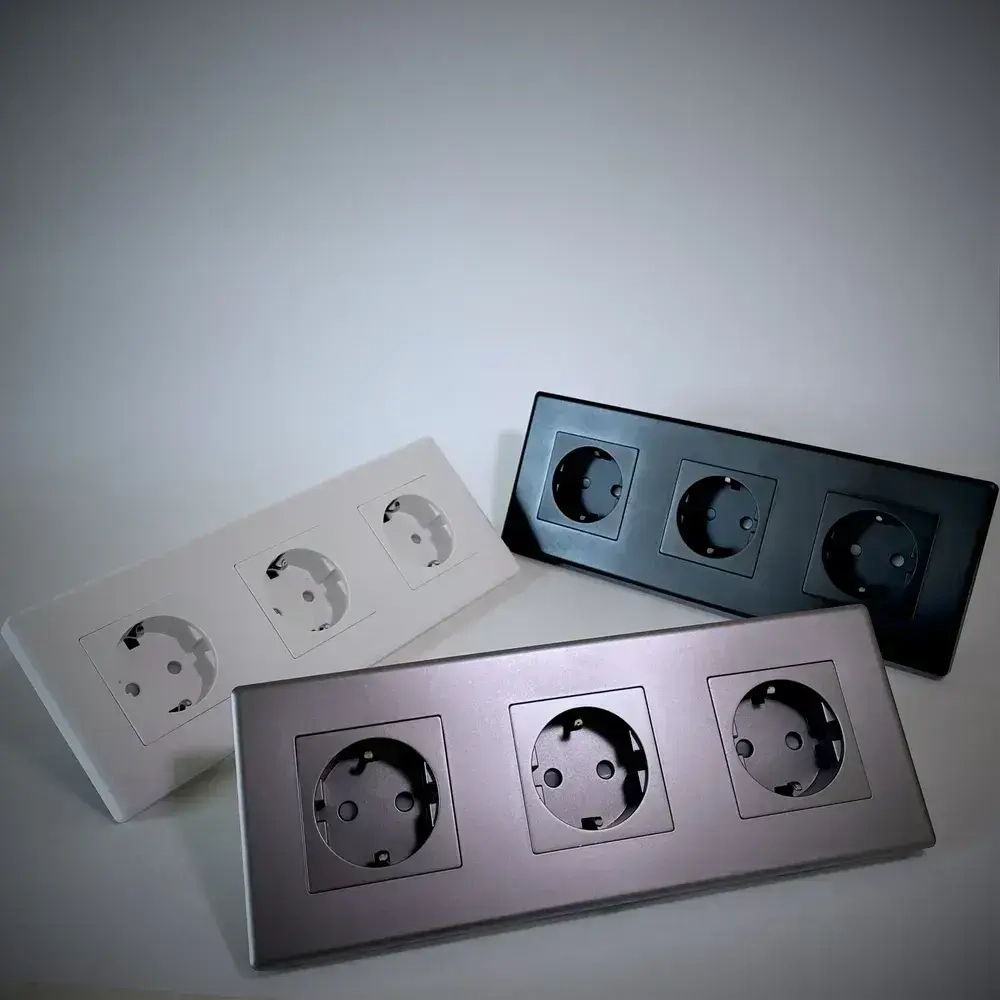 Розетка черная тройная с заземлением матовая поверхность