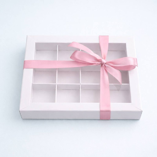 Коробка для конфет 12 шт с пластиковой крышкой 190*150*30 мм (белая)