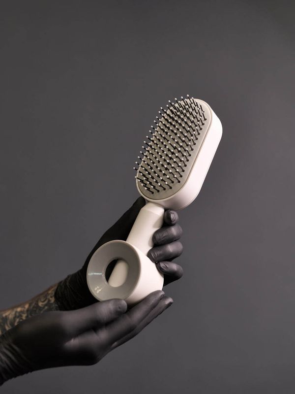 Самоочищающаяся расческа с кнопкой