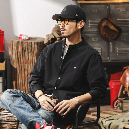 Рубашка с воротником-стойкой с одним накладным карманом и длинными рукавами.