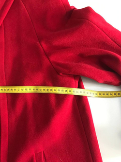 Пальто Элема яркого цвета, маркировка 100, визуально на 50 размер