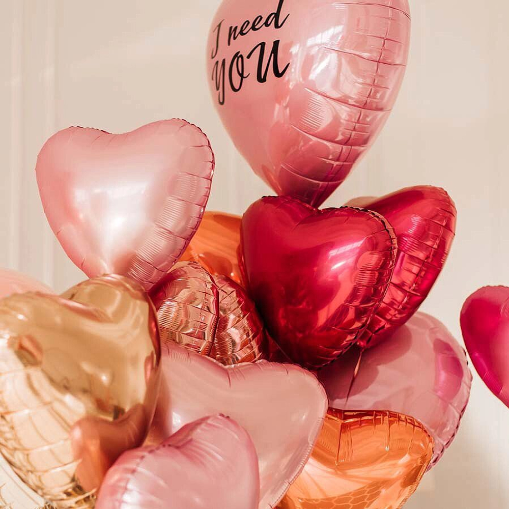 Композиция из воздушных шаров сердец, Ты мне нужна.