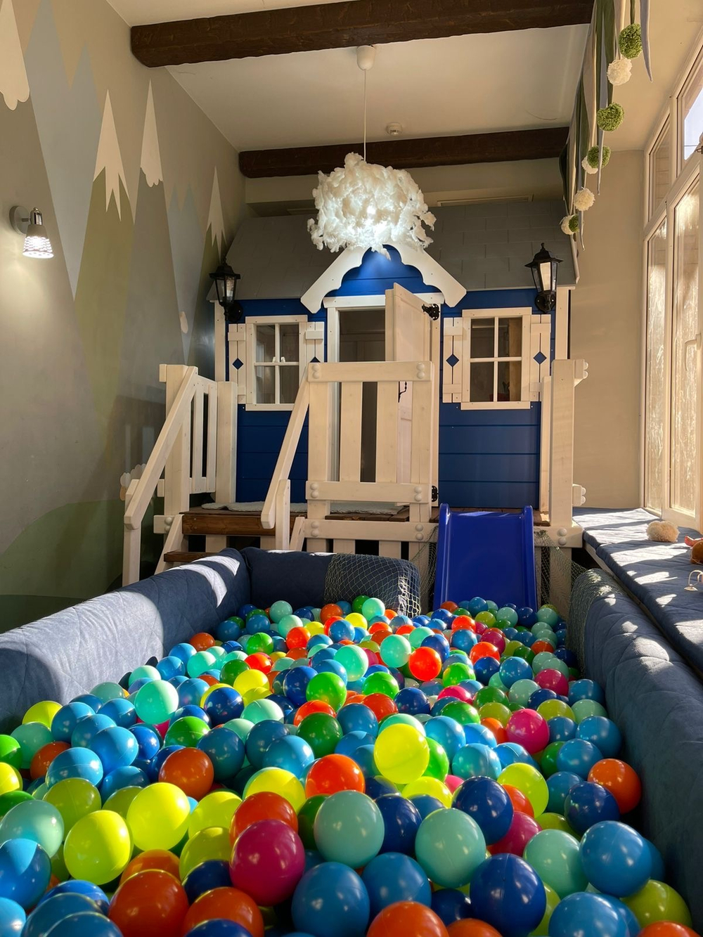 Детский игровой домик с горкой