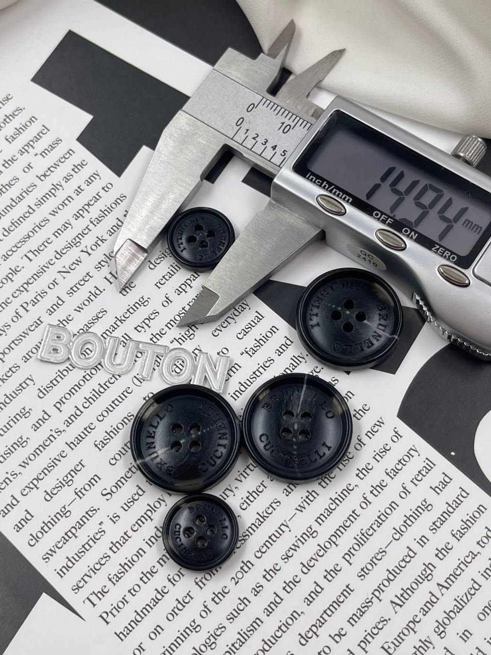 Пуговицы Брунел. черные с прозрачными и серыми прожилками