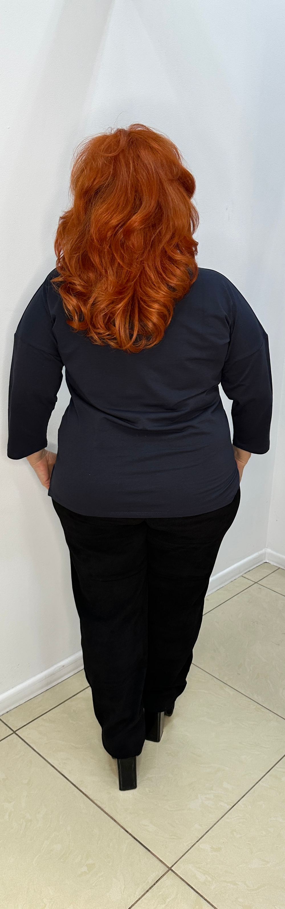 Темно-синий свитшот с белым стразовым принтом