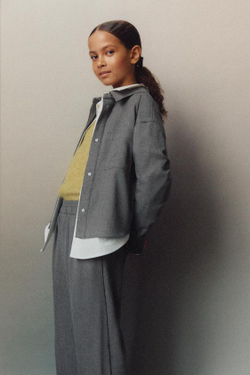 ZARA СВОБОДНЫЕ БРЮКИ С ЗАЩИПАМИ, СЕРЫЙ