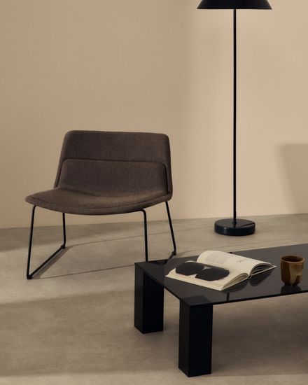 Кресло Zahara коричневого цвета и сталь в черной отделке Испания Lа Forma