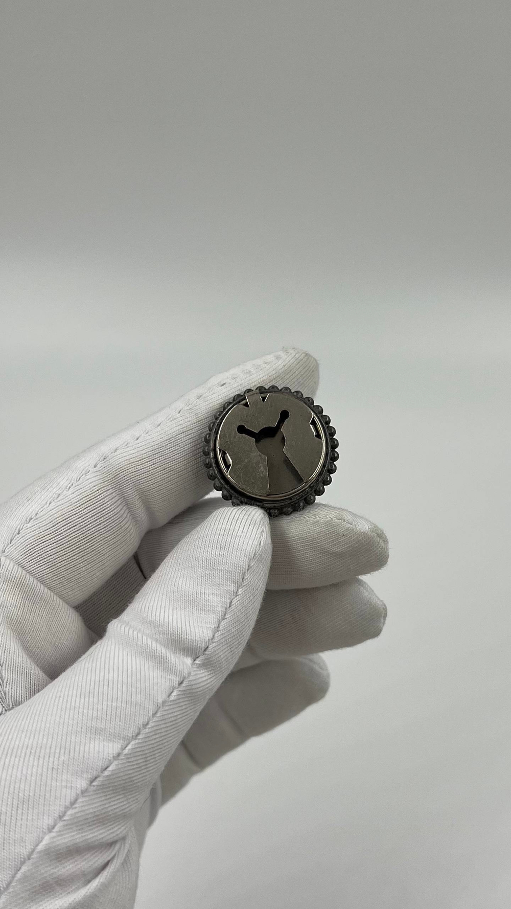 Накладка на пуговицу с коричневой вставкой