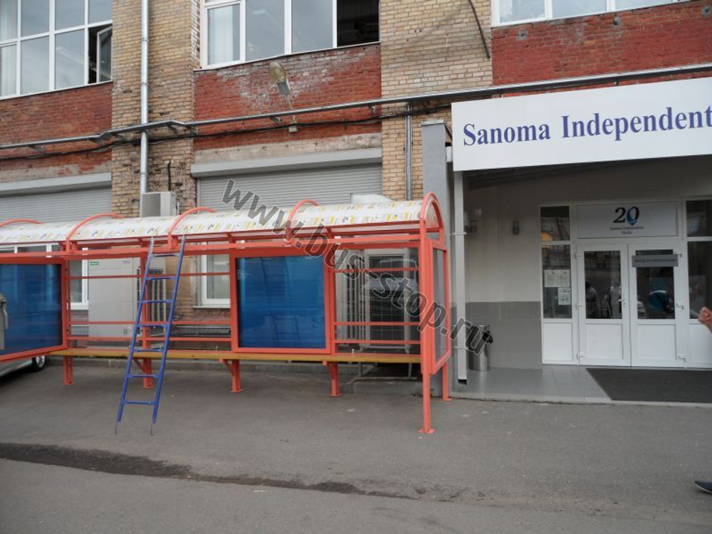Остановка с рекламными щитами