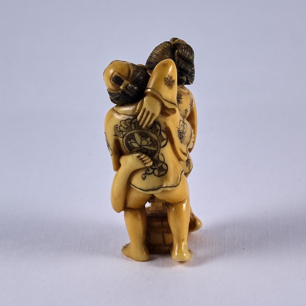 Эротическая статуэтка нэцкэ Любовь в одежде