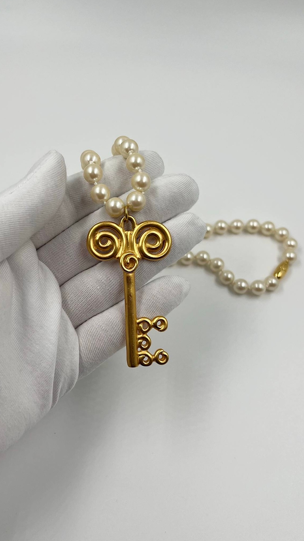 Кулон Ключ на «жемчужных» бусах Anne Klein