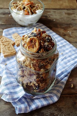 Йогурт и гранола