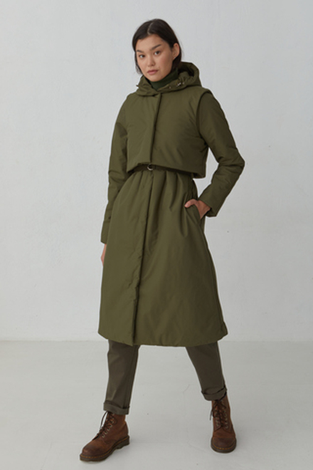Утепленное пальто из мембраны цвета хаки с жилетом