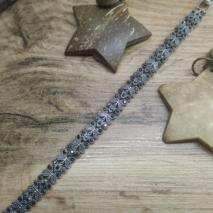 Браслет Vogue Бабочки 7 мм стразы графитовые металл серебристый на красном бархате