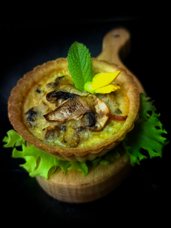 Киш с красным луком и грибами