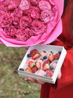 Букет из пионовидных роз «Purpur» 15 шт и клубника в шоколаде