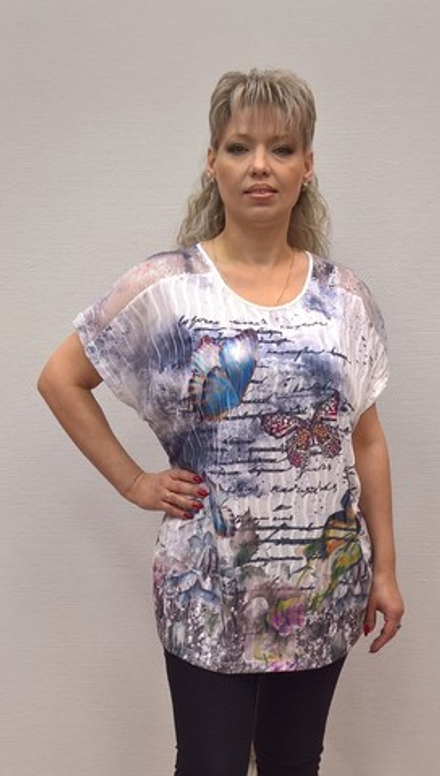 Светлый нарядный блузон со стразовыми бабочками